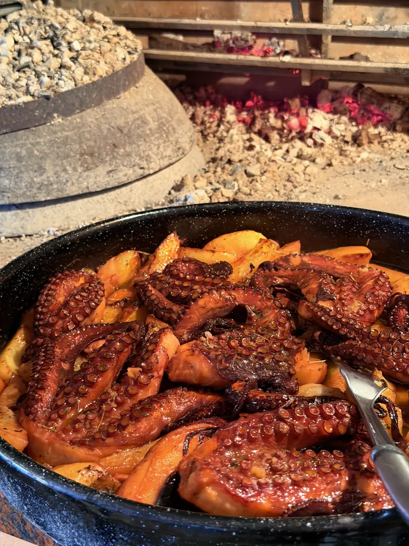 Hobotnica ispod peke s krumpirom, u teći konobe Bare