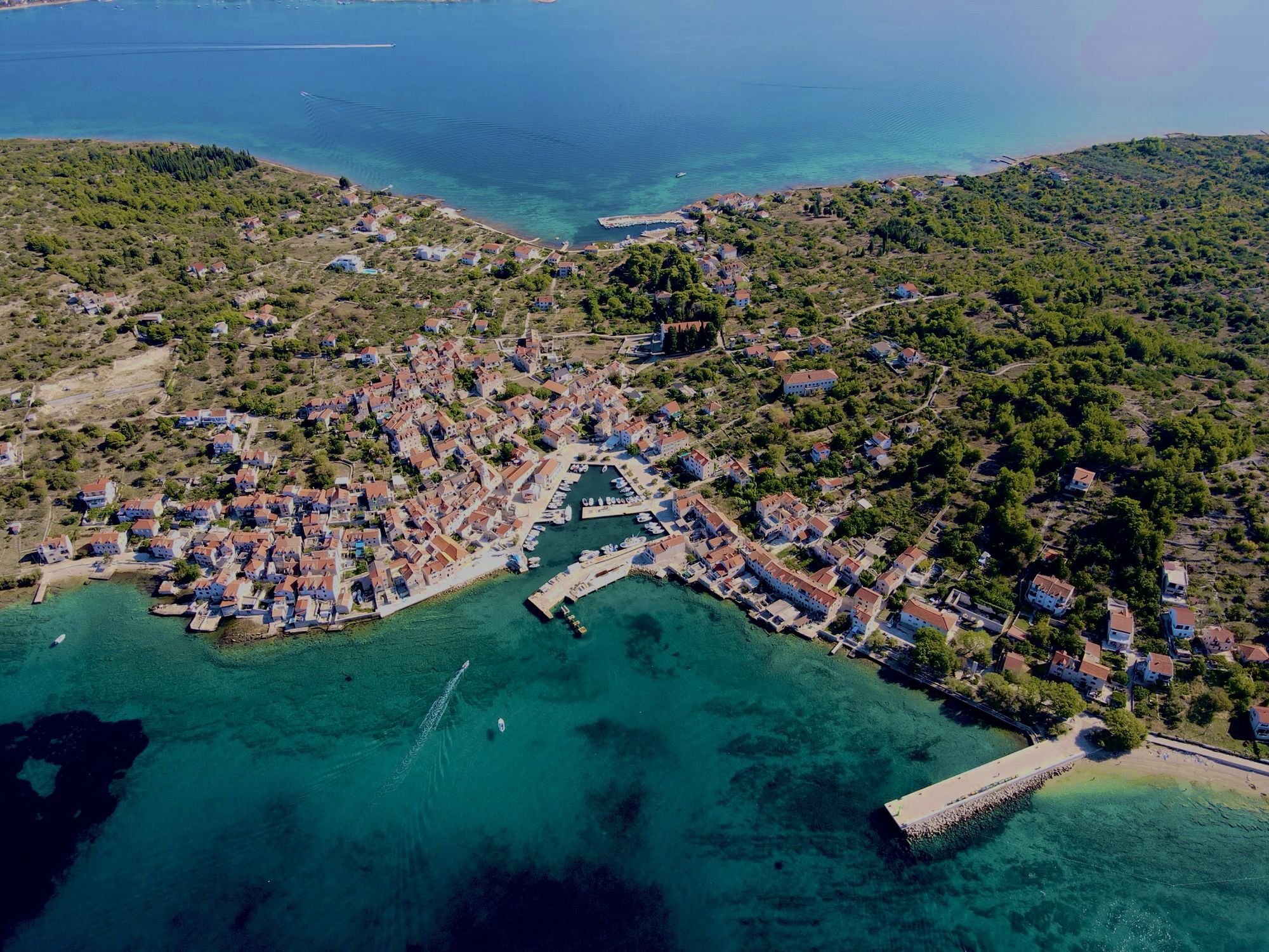 Prvić Šepurine iz zraka — otočka luka, kamene kuće i more, otok Prvić
